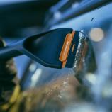 Fiskars Łopatka z trzepaczką i skrobaczką, teleskopowa, obrotowa, seria X 1078492